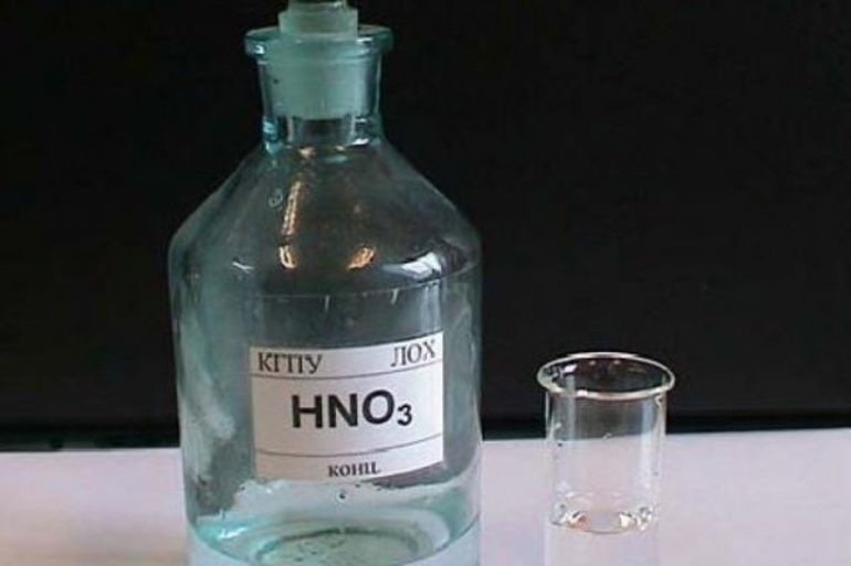 HNO3 представляет собой бесцветную жидкость с резким запахом