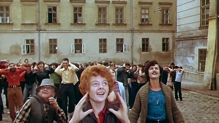 Джельсомино начал петь на площади у сумасшедшего дома