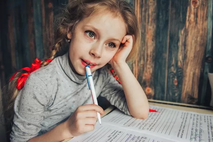 Ученица пишет Ученица пишет