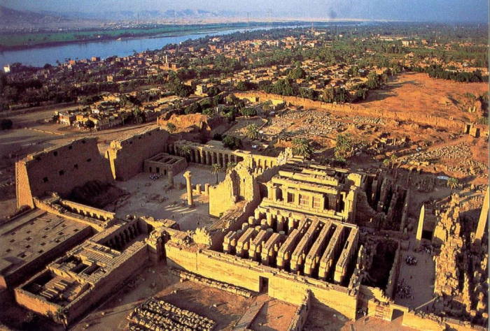 первой столицей египетского царства стал