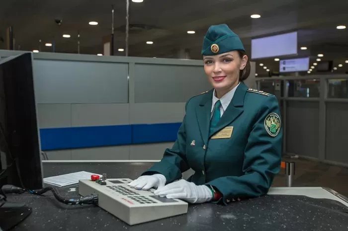 Таможенница Таможенница
