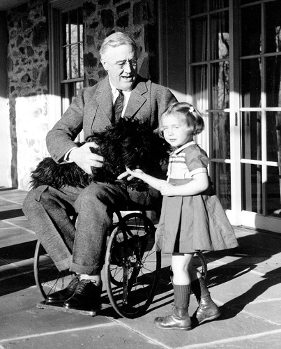 Рузвельт в инвалидной коляске