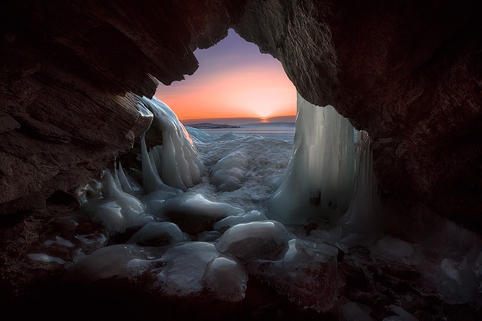 Пещера на Байкале