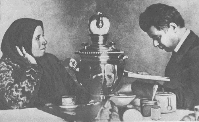 Есенин с матерью Есенин с матерью