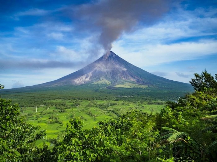 Опасный вулкан Майон