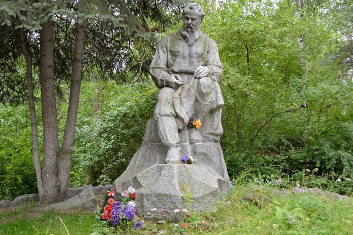 Памятник на могиле Бажова