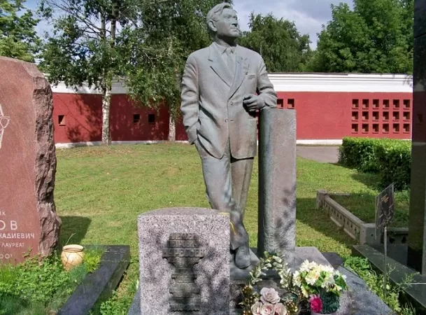 Могила А. П. Маресьева Могила А. П. Маресьева