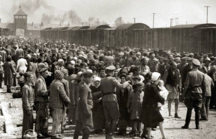 Selection_on_the_ramp_at_Auschwitz-Birkenau,_1944_(Auschwitz_Album)_1a(1).jpg