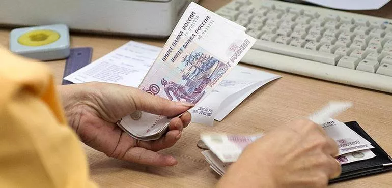 Выплачивают пособие и заработную плату