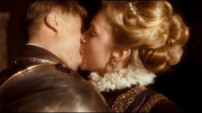 Андрий и Марильца сливаются в поцелуе. 