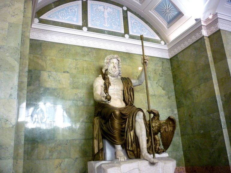 Высокая статуя Зевса в Олимпии