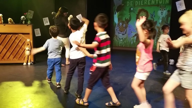 Дети танцуют змейкой
