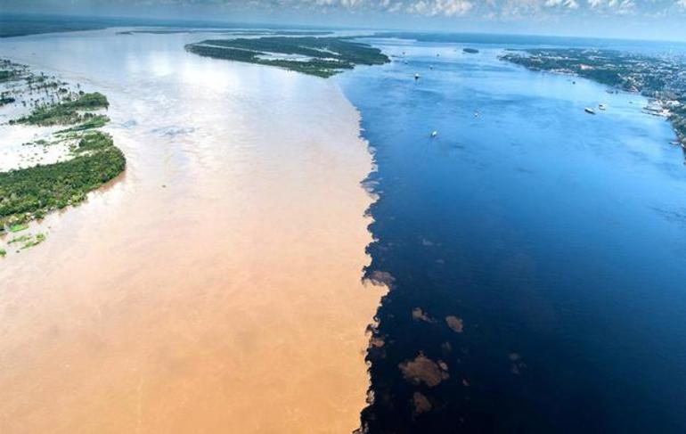 Впадения реки Риу-Негру в Амазонку