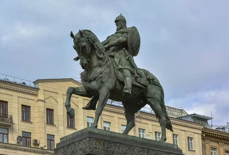 Юрий долгорукий памятник