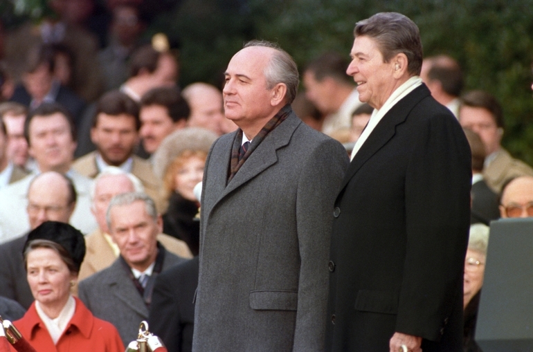 Приход к власти Горбачева в Советском Союзе и Рейгана в Америке 