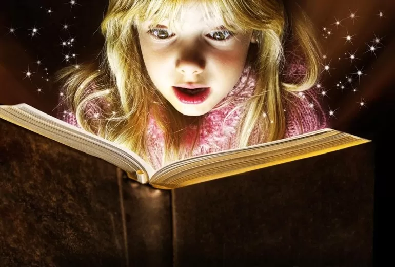Ребенок читает книгу