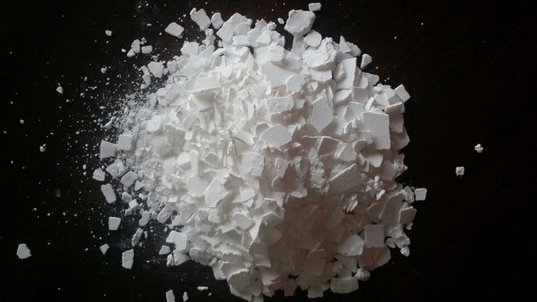 Кальция фосфат — кристаллическое вещество белого оттенка,