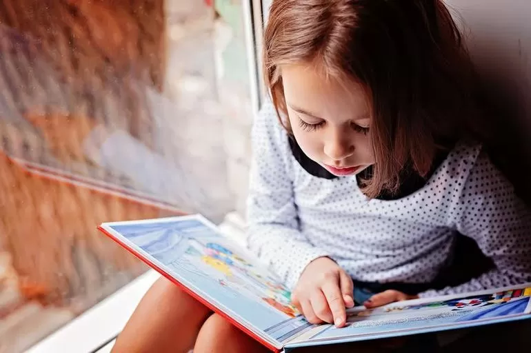 Книгой зачитывается ребёнок,