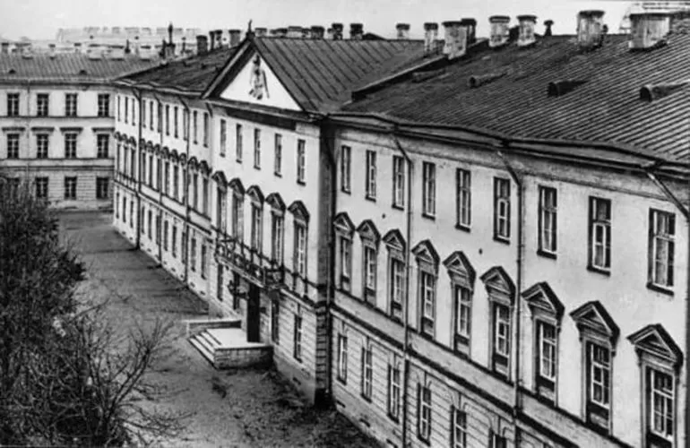 Петербургская школа юных гвардейских прапорщиков.