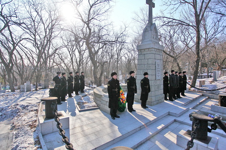 Памятник погибшим морякам на Морском кладбище