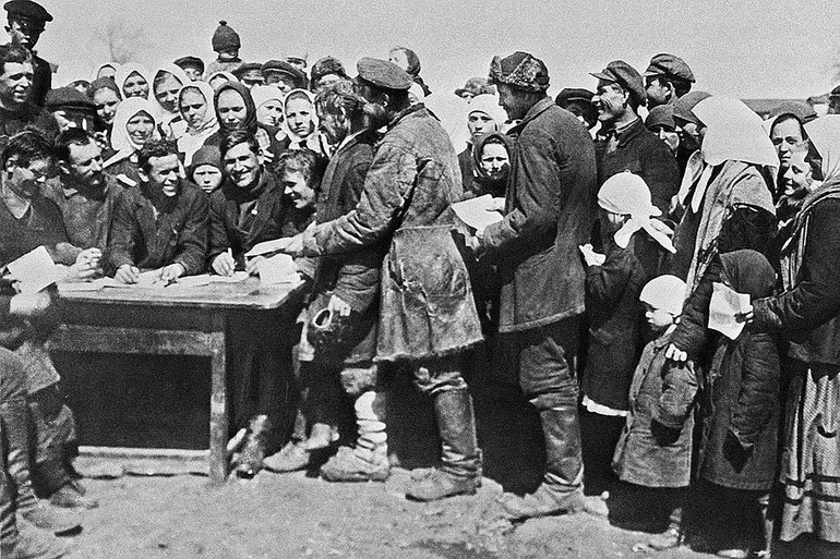 Крестьян записывали в колхозы