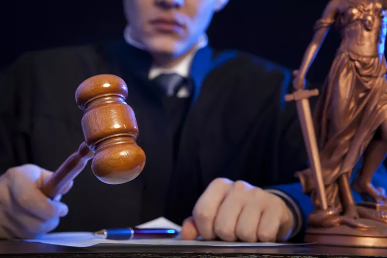Судебный прецедент подчинен закону,