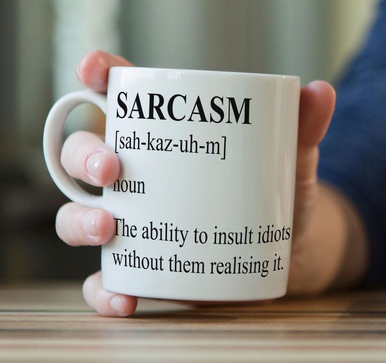 Суть, значение и примеры сарказма, его отличие от иронии