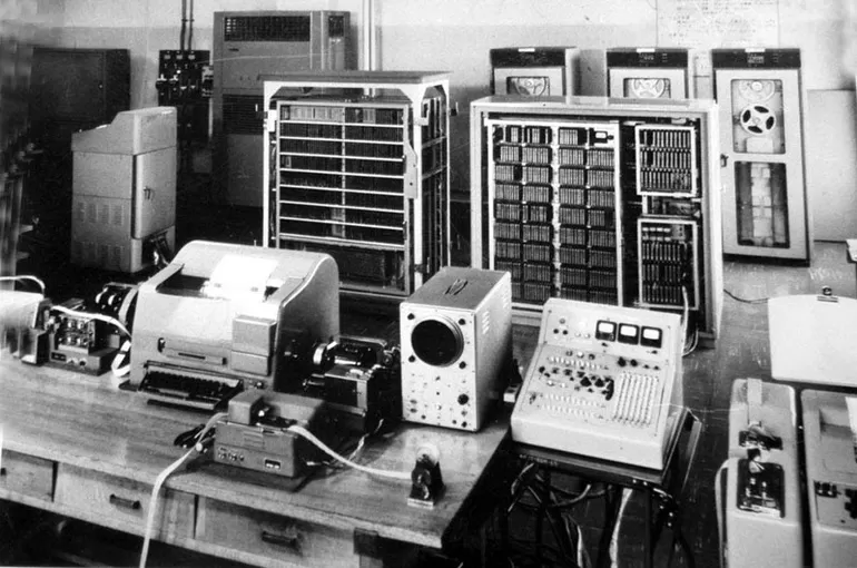 История развития и особенности пяти поколений ЭВМ