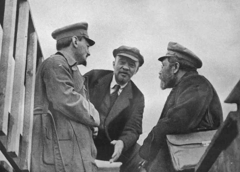 Троцкий отправляется в Лондон с целью присоединиться к Ленину,