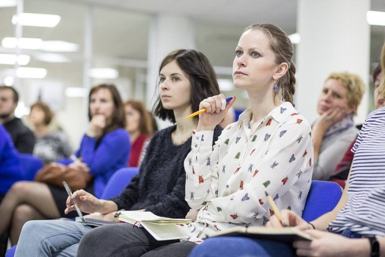 Работать корреспондентом. Профессия журналист. Журналистика специальность. Профессия журналистка. Современный журналист.