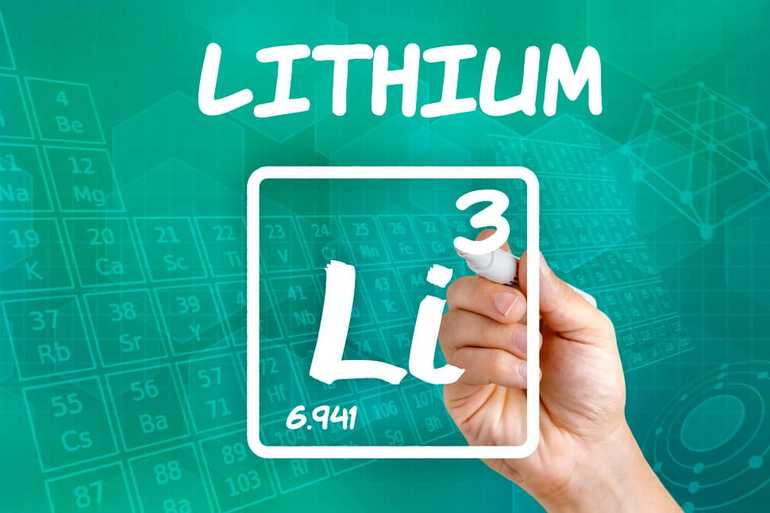 В периодической системе литий (Li)