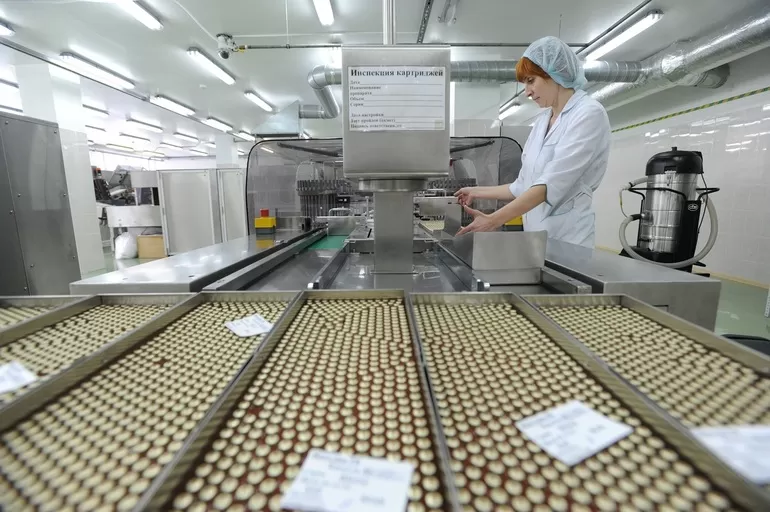 Бабушка проработала в цехе по производству готовых лекарственных средств,