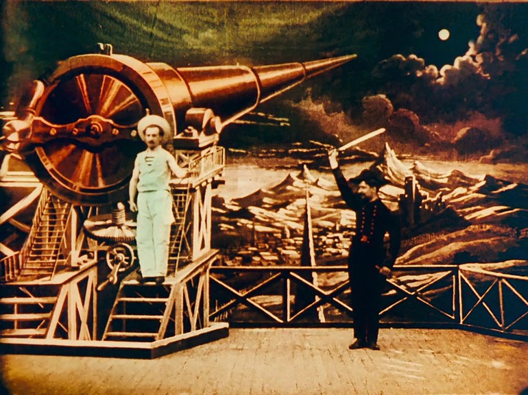 1902 — Жорж Мельес показал фильм «Путешествие на Луну».