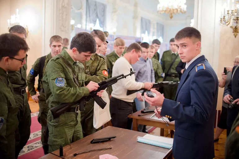 В некоторых ВУЗах есть военные кафедры,