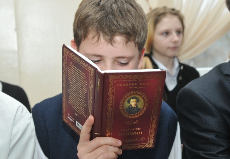 Ребенок читает стихи Пушкина