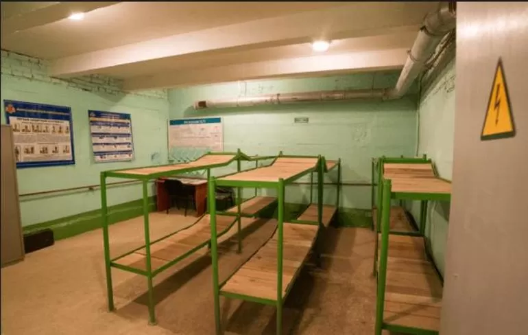 В подвалах/цокольных помещениях бомбоубежищах