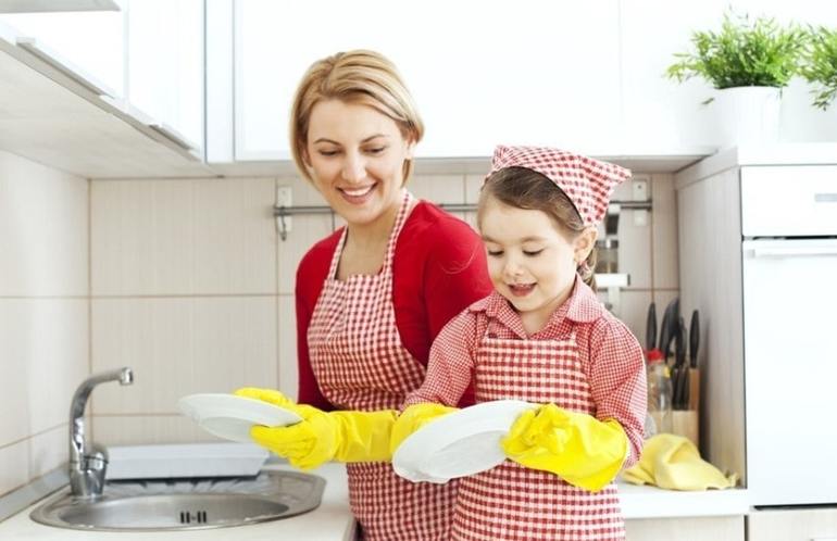 Ребенок помогает родителям убирать и мыть посуду