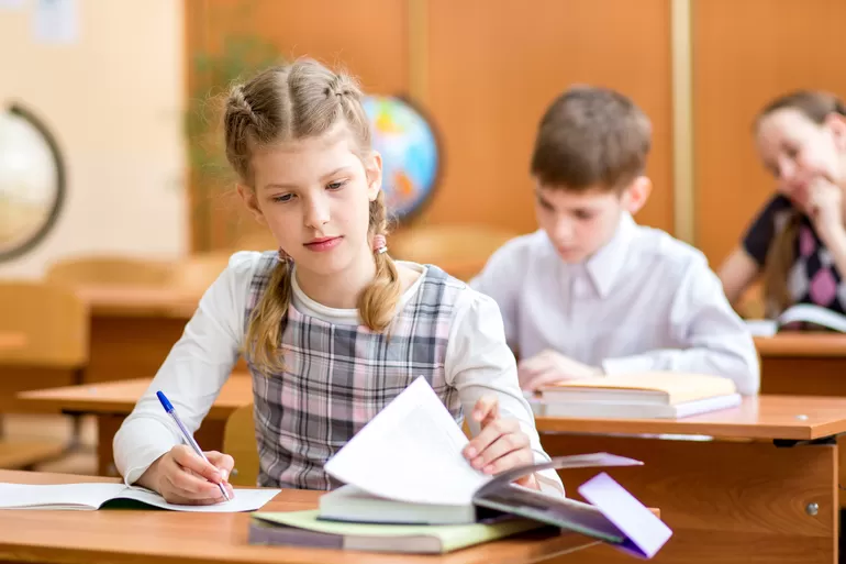 Ученица пишет на уроке