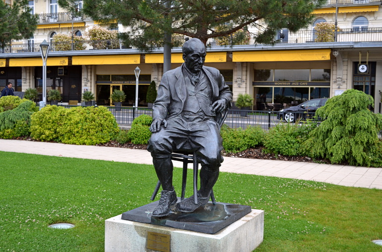 Памятник В. Набокову в Швейцарии