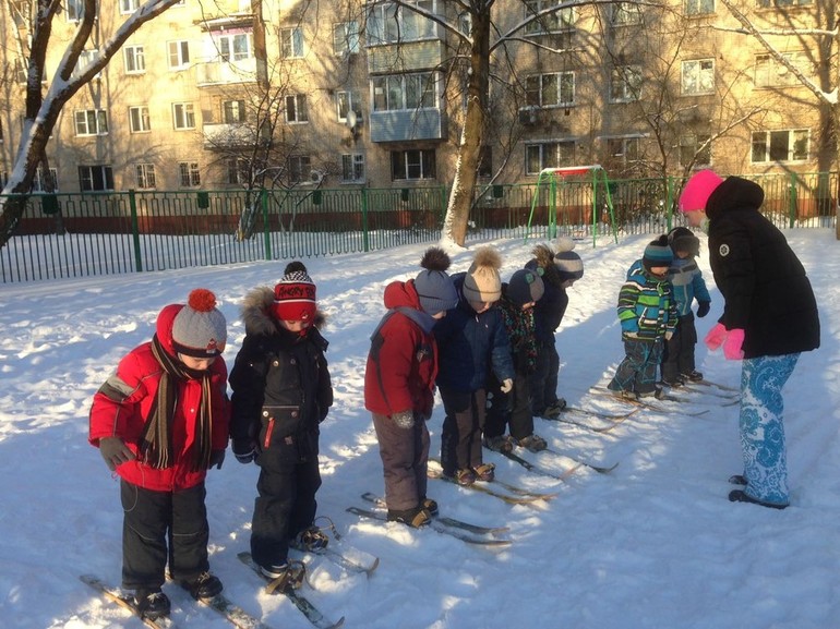 Проверка умения детей ходить на лыжах