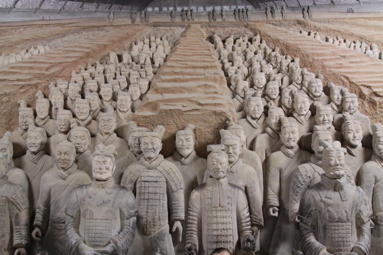 Терракотовая армия в гробнице императора Цинь Ши-хуаньди