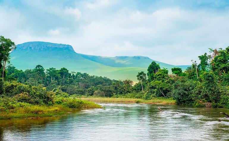 Заир — самая полноводная река на африканском континенте