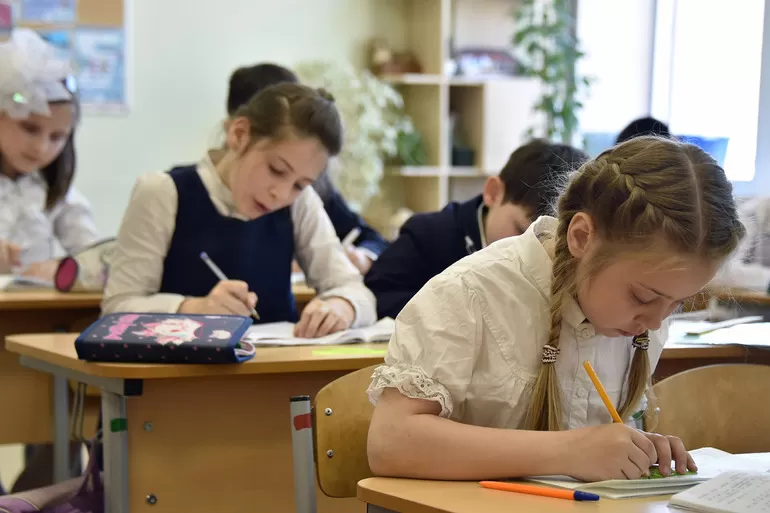 Ученики пишут на уроке
