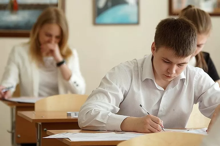 В школе дети тренируются писать сочинения на разные темы