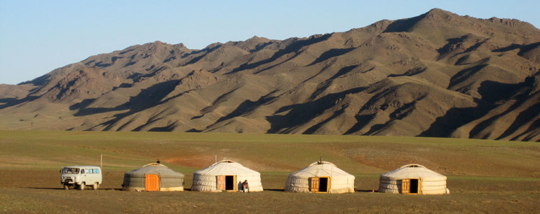 Монголия имеет преимущественно равнинную, крайне холодную территорию