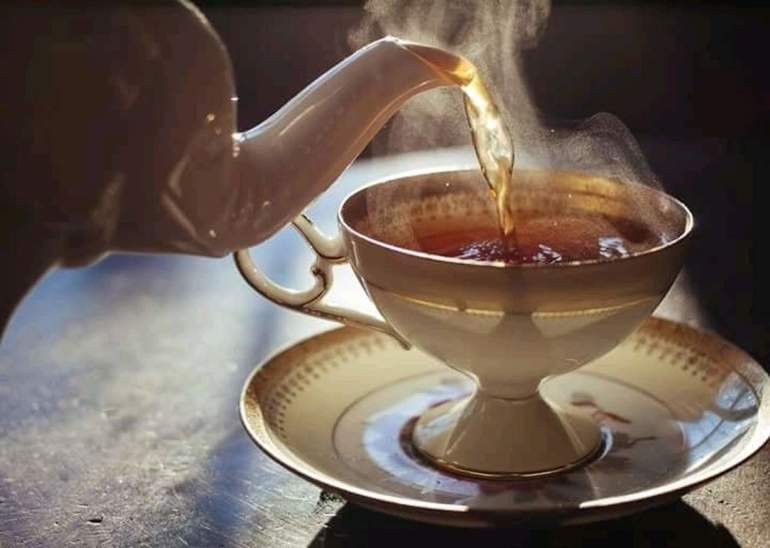 Чашка ароматного чая разгоняет утреннюю хандру