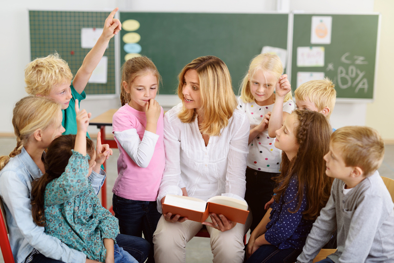 Учительница рассказывает детям про картину «Новая Москва»