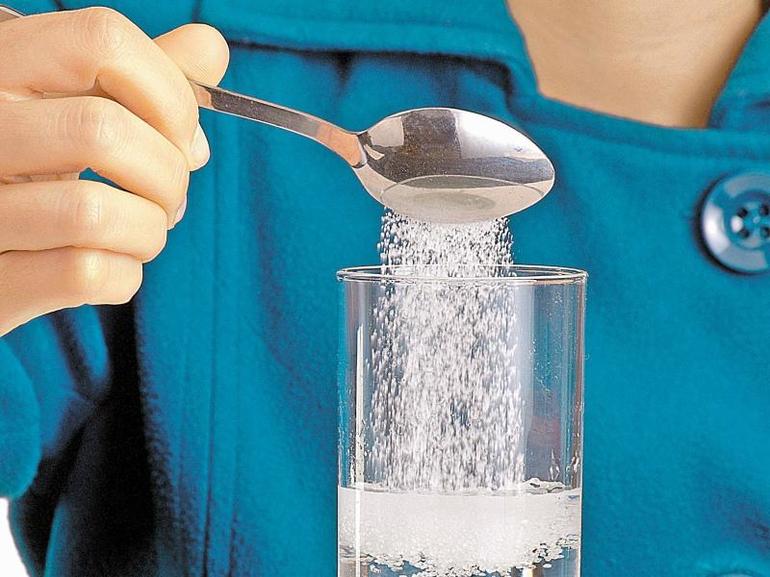 В воде растворяются соль и сахар