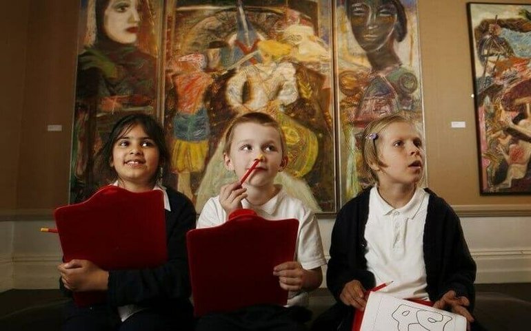 Дети смотрят на картину «Ковер-самолет»
