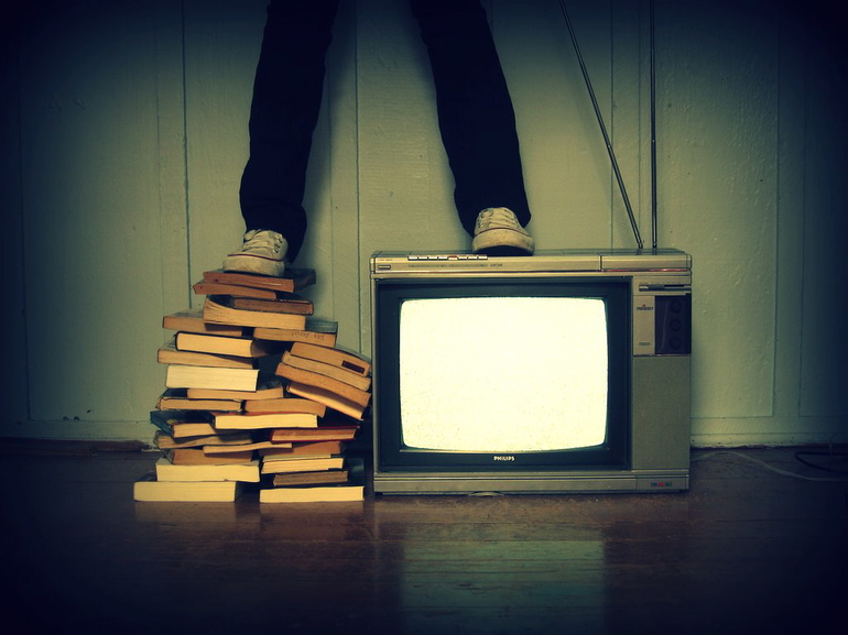 Чтение книг или просмотр фильмов